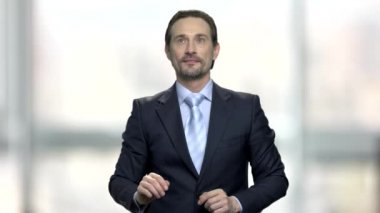 Ekran arayüzü kullanarak akıllı iş adamı.