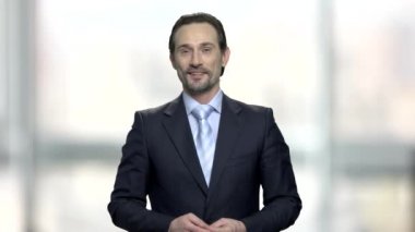 Arka plan bulanık üzerinde çekici işadamı portresi.