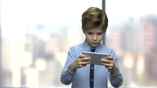Niño jugando juego en línea en el teléfono móvil . — Vídeo de stock