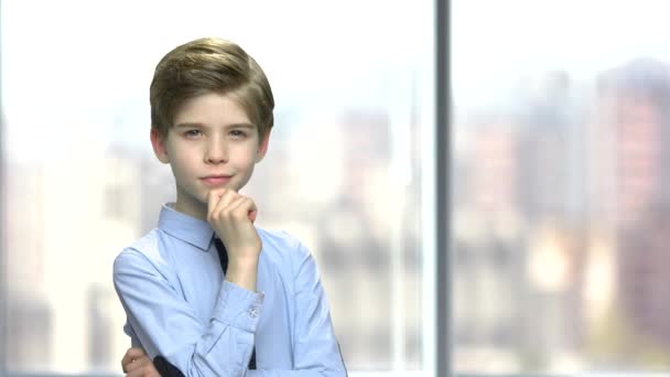 Aranyos kisfiú elmosódott háttér. — Stock videók