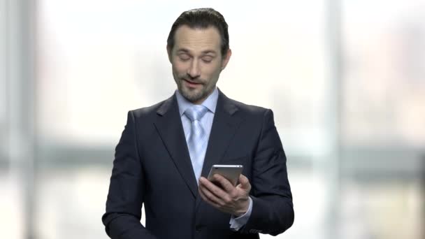 Förvånad Affärsman Tittar Mobiltelefon Leende Kaukasiska Mannen Kostym Som Att — Stockvideo