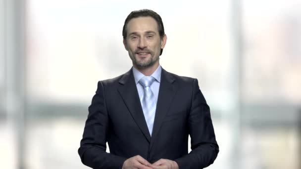 Portret van aantrekkelijke zakenman op onscherpe achtergrond. — Stockvideo