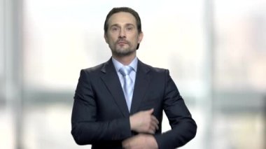 Çekici işadamı toplantı için hazırlanıyor.