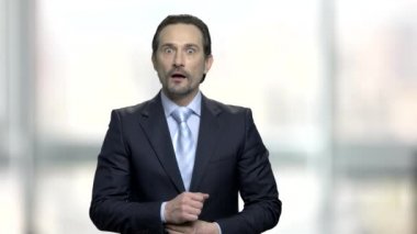 Neşeli işadamı yumruklarını heyecan içinde kenetlenmesi.