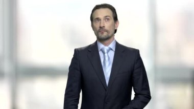 Düşünceli ifade ile ciddi olgun işadamı.