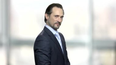 Beyaz iş adam kuşkuyla bakan.