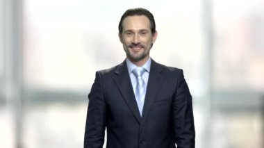 Pozitif beyaz işadamı el başparmak yukarı.