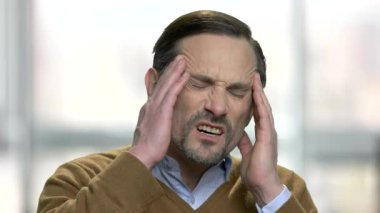Olgun adam korkunç baş ağrısı ile.