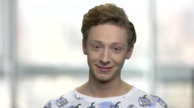 Gülümseyen genç adamı kapatın.