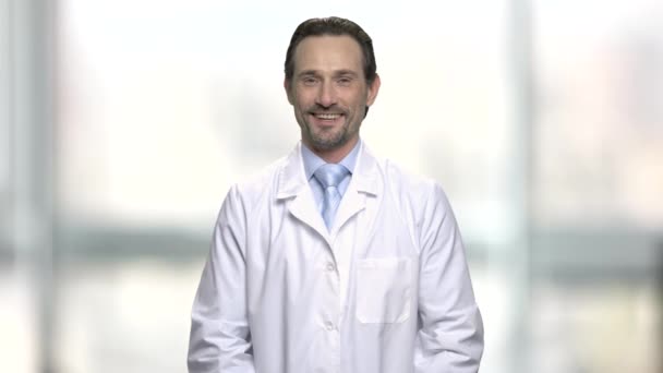 Szép érett orvos mutatja az ok jele. — Stock videók