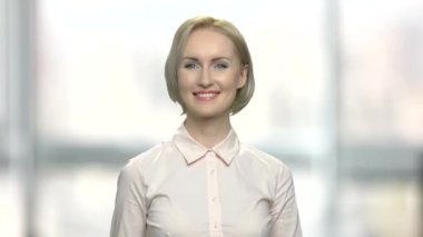 Jest başparmak veren mutlu iş kadını.