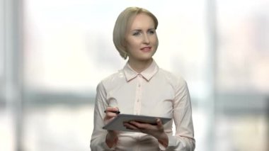 iş kadını dijital tablet üzerinde çalışıyor.
