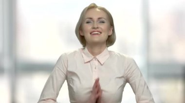 Arka plan bulanık memnun sarışın kadın.