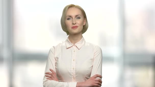 Mujer de negocios bonita con los brazos cruzados . — Vídeos de Stock