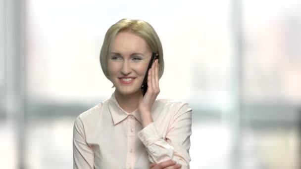 Mulher de negócios alegre falando no telefone celular . — Vídeo de Stock