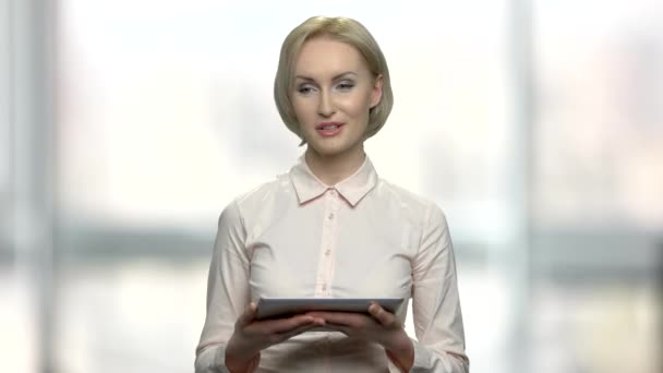 Altavoz de negocios femenino con PC tableta. — Vídeo de stock