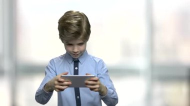 Yakışıklı çocuk cep telefonu bağımlısı.