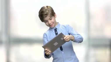 Beyaz çocuk PC tablet üzerinde oyun oynama.