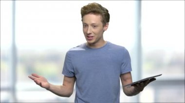 PC tablet ile konuşan hevesli genç çocuk.