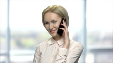 Evet gülümseyen seksi kadın.