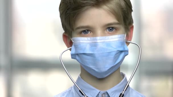 Ragazzo in maschera medica blu . — Video Stock