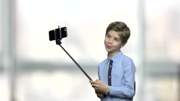 Netter kleiner Junge mit Selfie-Stick. — Stockvideo