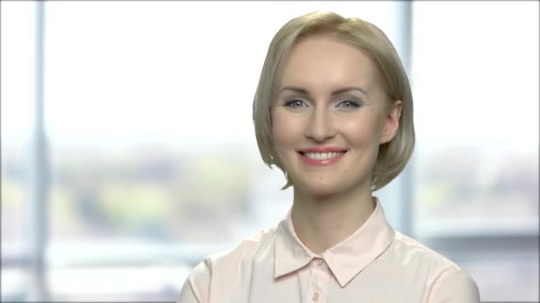 Aantrekkelijke Glimlachende zakenvrouw close-up. — Stockvideo