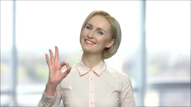 Happy Business Woman Pokazuje Ok Zarejestruj się. — Wideo stockowe