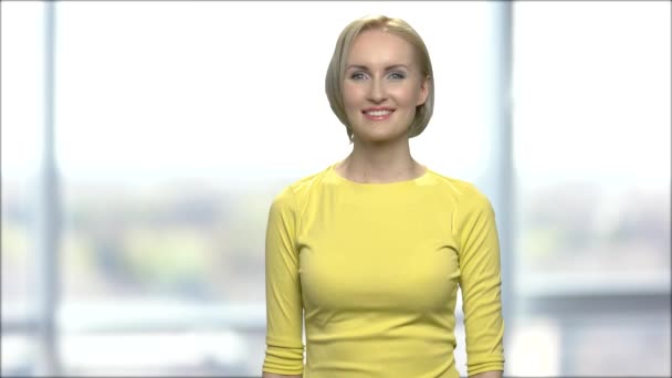 Szczęśliwy blond kobieta rezygnację kciuka. — Wideo stockowe