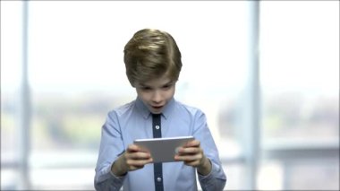 Çocuk Çocuk Smartphone oyun oynama.