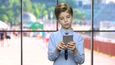 Smartphone kullanarak sevimli çocuk portresi.