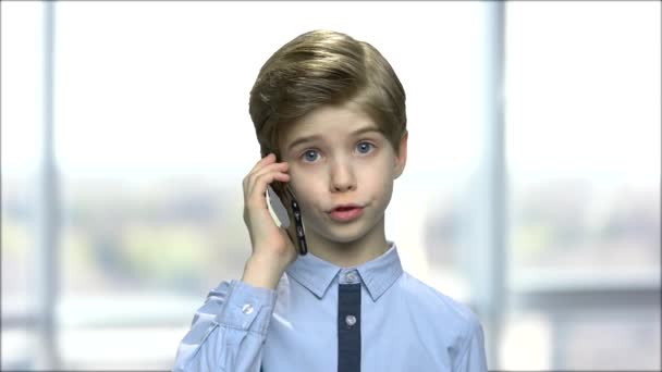 Close-up van de kleine jongen praten op mobiele telefoon. — Stockvideo