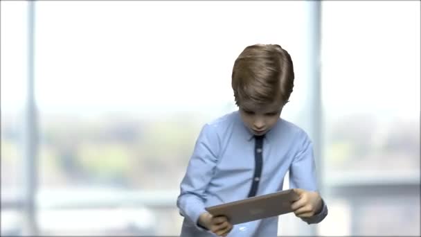 Bonito criança menino jogar jogo no digital tablet . — Vídeo de Stock