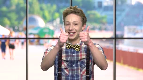 Cute teen guy gesturing thumbs up. — Stock Video