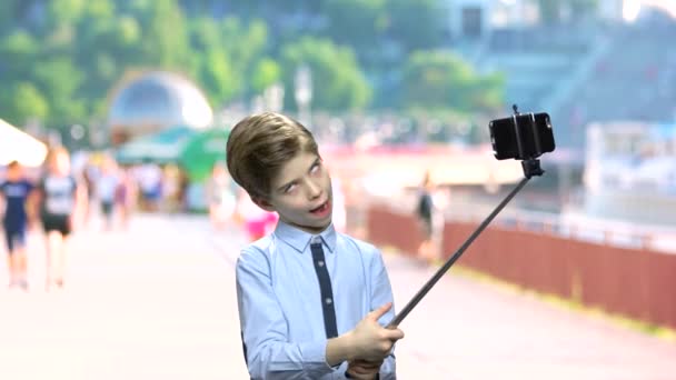 Child boy fooling around. — Stock Video