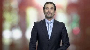 Hoş bir şey düşünüyor gülümseyen iş adamı.