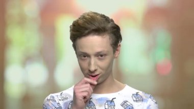 Genç çocuk biri dalga geçiyor.