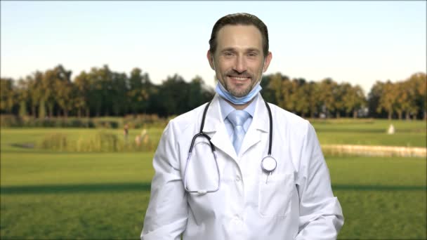 Médico Sorridente Amigável Mostrando Garrafa Pílulas Médico Masculino Atraente Segurando — Vídeo de Stock