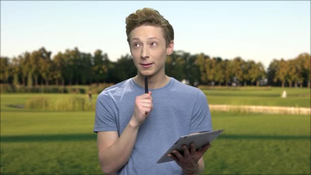 Slimme jongen een notities maken op digitale tablet. — Stockvideo