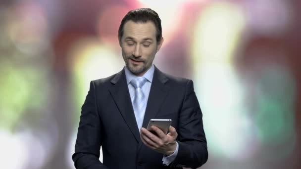 Lachende Kaukasische zakenman gebruik mobiele telefoon. — Stockvideo