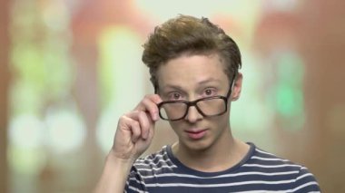 Gözlük sürpriz genç çocuk portresi.