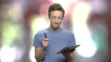 Akıllı beyaz çocuk dijital tablet kullanma.