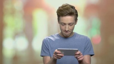 Genç çocuk akıllı telefonuyla oynuyor..