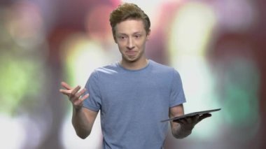 Hedef kitleye konuşan pc tablet ile genç çocuk.