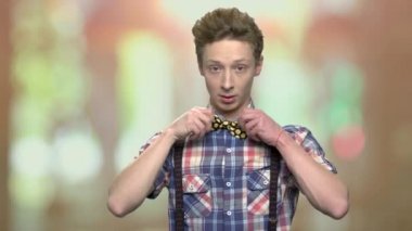 Şık genç çocuk bakıp.