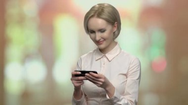 Cep telefonu kullaranarak gülümseyen kadın ofis.