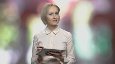 Genç iş kadını PC tablet üzerinde çizim.