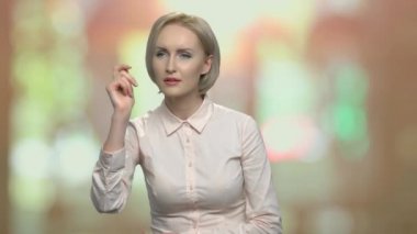 Sanal ekranında iş kadın acil düğmesini. Genç çekici işkadını dijital ekran simgesini dokunmadan. Bulanık arka plan.