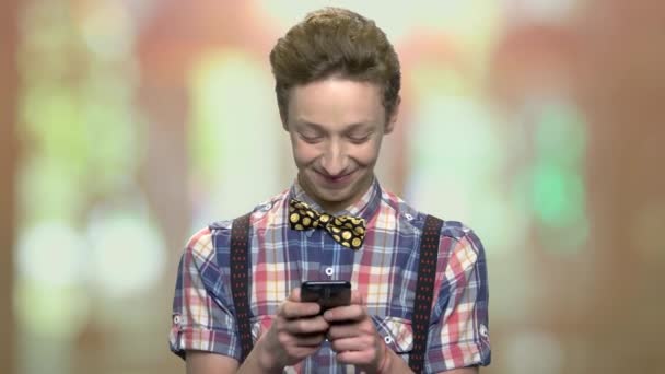 Felice ragazzo adolescente in chat con smart phone . — Video Stock