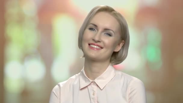 Boldog kaukázusi szőke nő portréja. — Stock videók